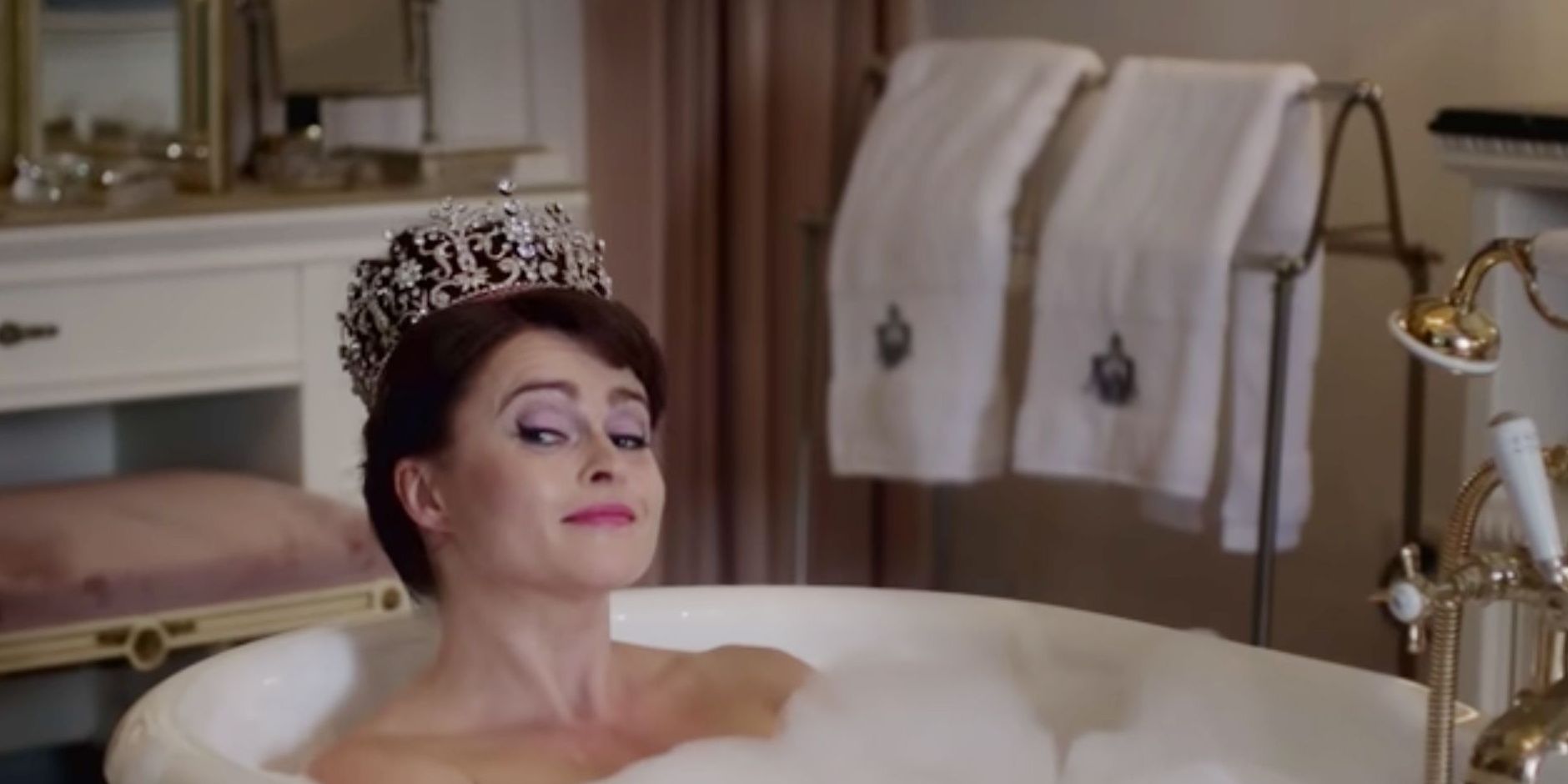 La corona debe etiquetarse como ficción, dice Helena Bonham Carter