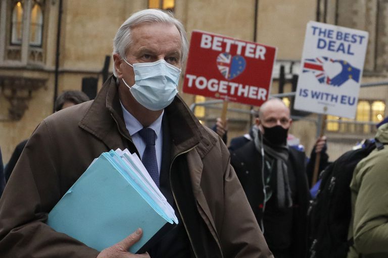 El negociador jefe europeo, Michel Barnier, pasa frente a un grupo de manifestantes, este miércoles en Londres.