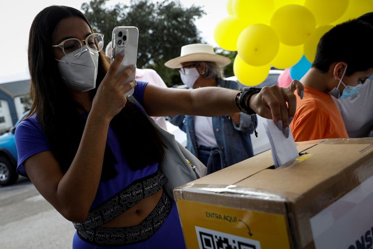 Una venezolana vota en la consulta promovida por la oposición.