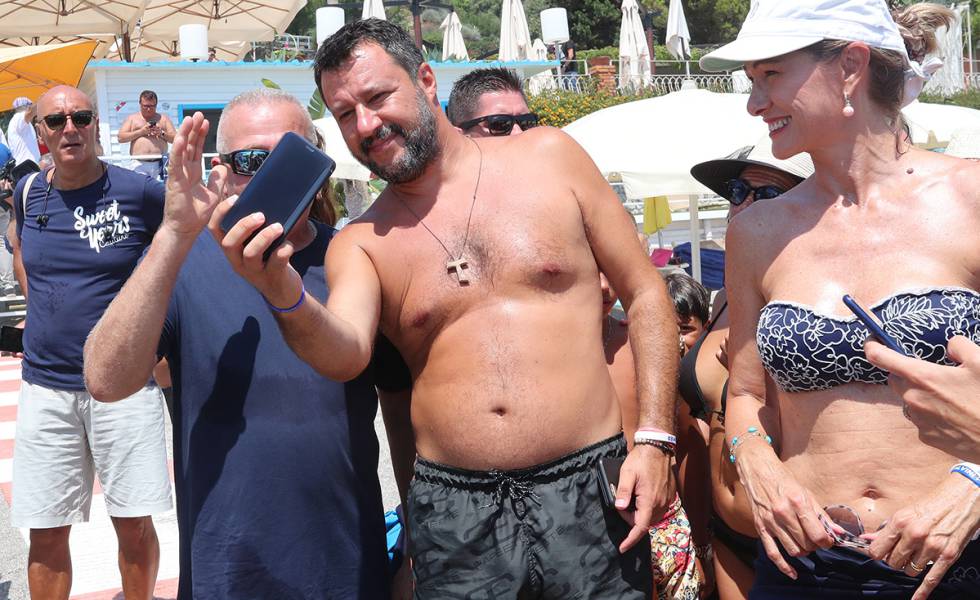 Salvini, en una playa de Taormina.