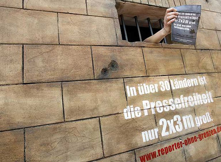 "En más de 30 países, la libertad de prensa cabe en dos por tres metros", dice una campaña de Reporteros sin Fronteras.