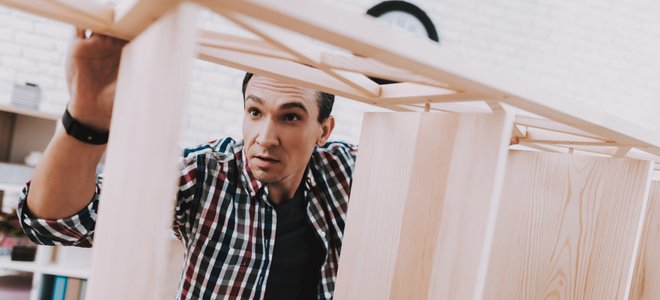 hombre construyendo estantería de madera