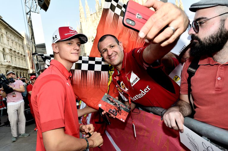 El piloto Mick Schumacher posa para un 'selfie' en un evento en Milán.