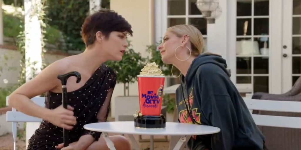 Sarah Michelle Gellar y Selma Blair recrean un beso de intenciones crueles para 2020