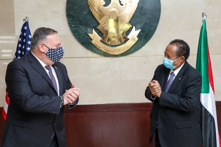 El secretario de Estado estadounidense Mike Pompeo y el primer ministro sudanés Abdalla Hamdok en Jartum el pasado mes de agosto.
