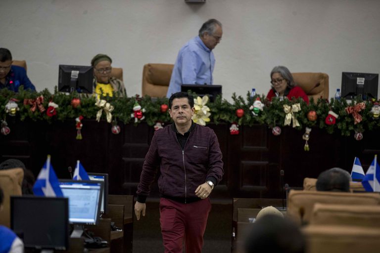 El diputado sandinista Wálmaro Gutiérrez, uno de los fieles operadores de Ortega, tras la votación de la ley que inhibe a la oposición de participar en las elecciones previstas para el próximo año.