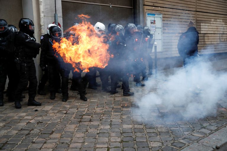 Policías franceses durante la manifestación del sábado en París contra la ley de seguridad.