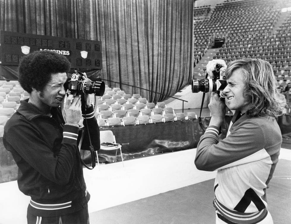 Björn Borg y Arthur Ashe fotografiándose el uno al otro en 1975.