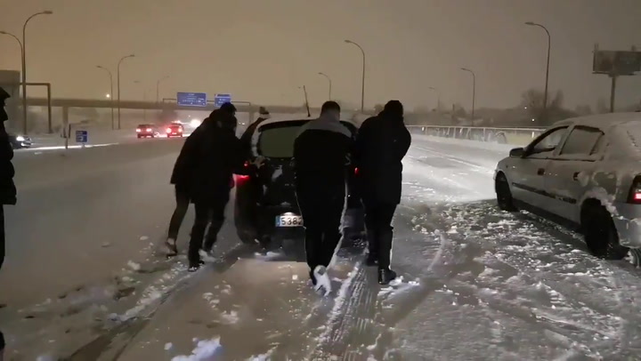 ¡Los jugadores del Rayo ayudan a los coches atascados en la gran nevada!