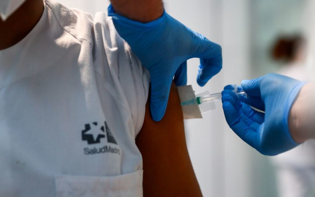 España rompe récord diario de contagios de coronavirus; suma 38 mil 869 en un día