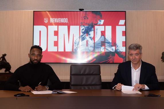 Moussa Dembelé junto a Gi Marín firmando su nuevo contrato con el Atlético de Madrid