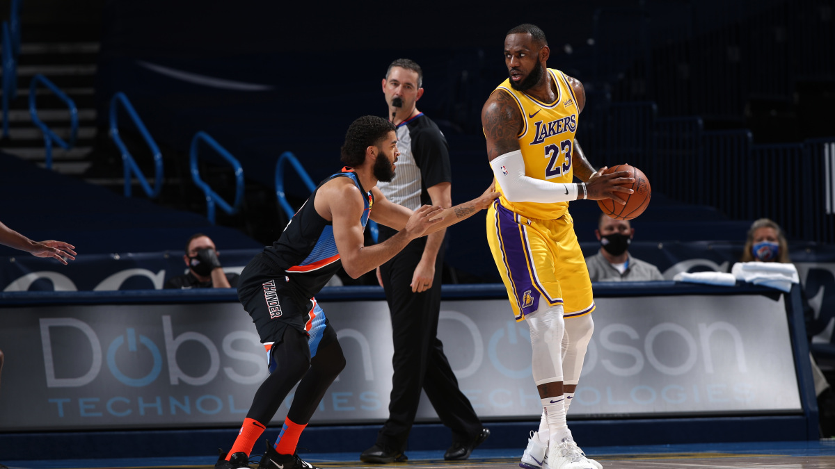 Lakers arrollan al Thunder con 26 puntos de James