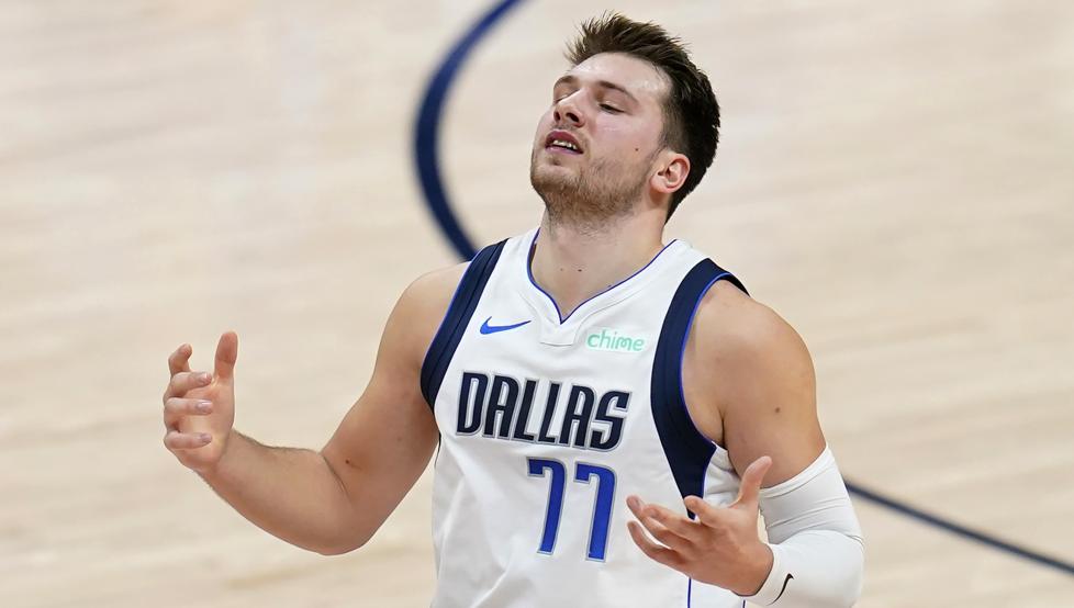 Luka Doncic reacciona a una jugada de los Dallas Mavericks
