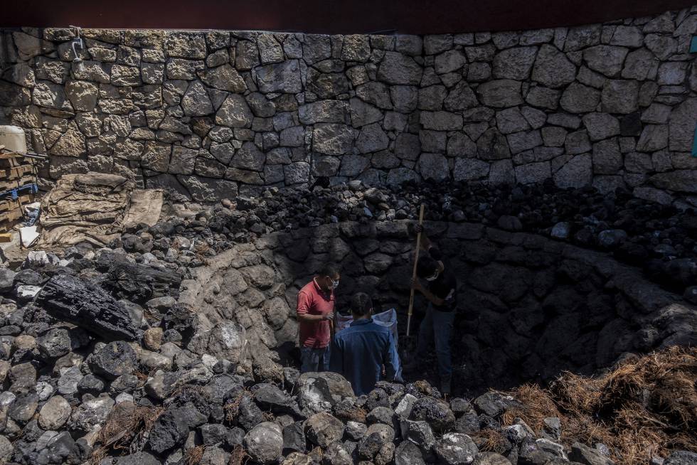 Trabajadores del palenque mezcalero Tres Danzantes trabajan horneando pencas de mezcal en la comunidad de Santiago Matatlán, en marzo de 2020.