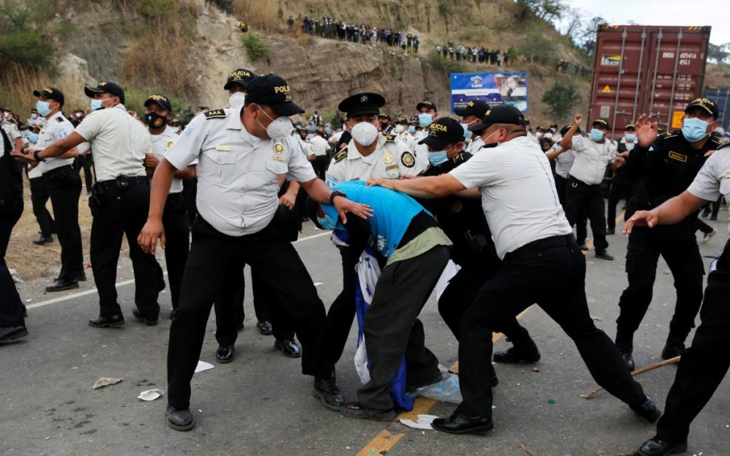 Nuevos enfrentamientos entre la caravana de migrantes y la policía de Guatemala