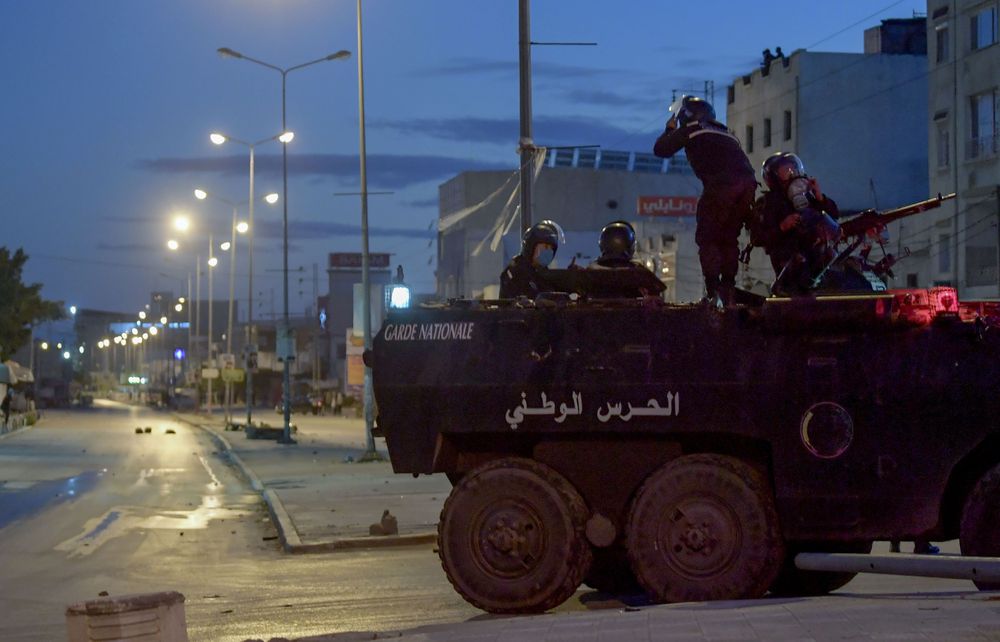 Túnez afronta disturbios de jóvenes en medio de una precaria estabilidad política