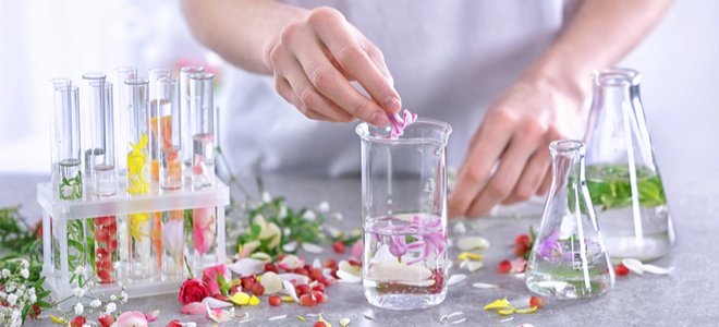 manos haciendo perfume con flores