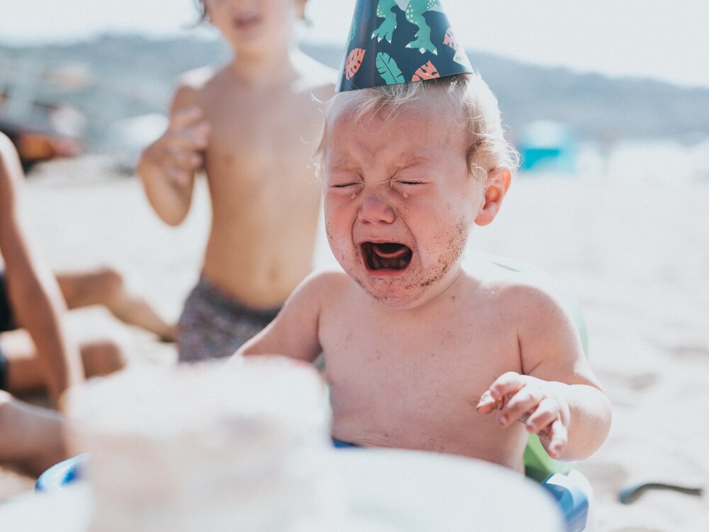 Cuando un bebé llora, ¿es mejor dejarlo o cogerlo en brazos?
