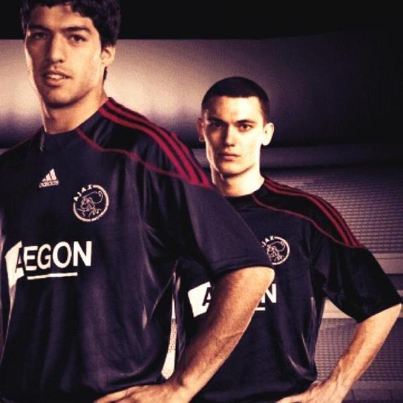 Luis Suárez posa para presentar la camiseta del Ajax.