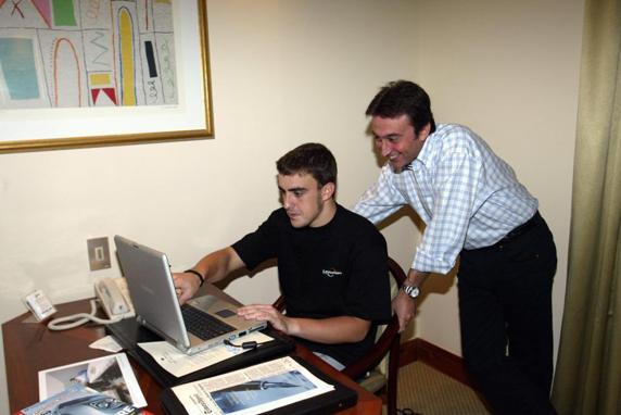 Fernando Alonso, en una imagen junto a su mentor Adrián Campos