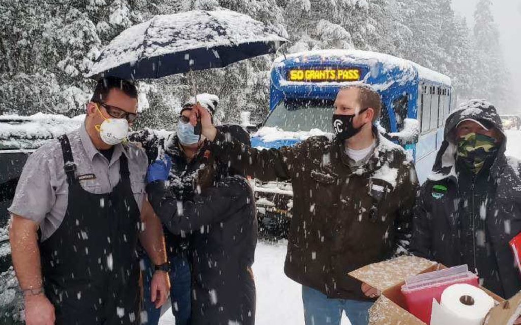 Vacunan a automovilistas atrapados en nevada en Oregon, EU