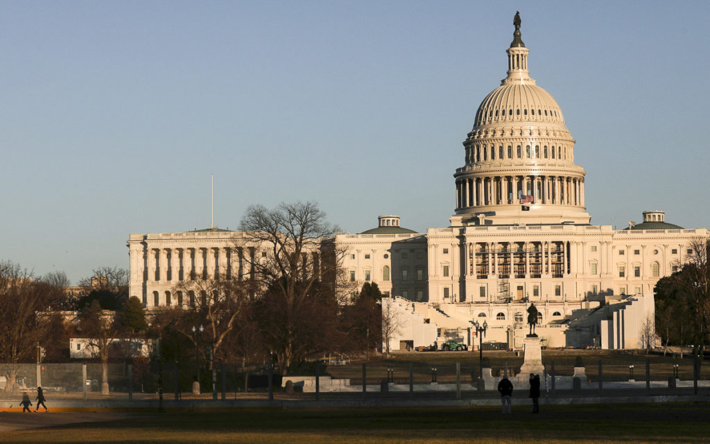 Demócratas buscan prohibir que congresistas porten armas dentro del Capitolio