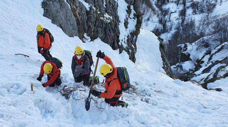 Parte del equipo de rescatadores que, durante cuatro semanas, buscó el cuerpo sin vida de Virgilio, uno de los dos operarios de la fresadora que se tragó la nieve el pasado 1 de enero.