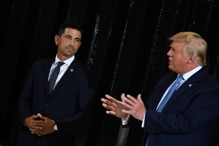 El secretario interino de Seguridad Nacional, Chad Wolf y el presidente de EE UU, Donald Trump, en Yuma, Arizona.