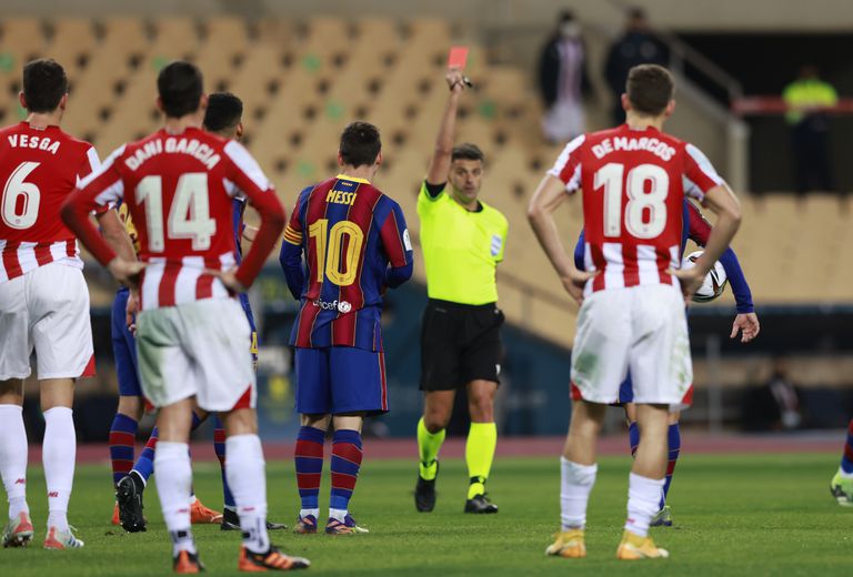 Leo Messi vio la tarjeta roja en la final de la Supercopa contra el Athletic.