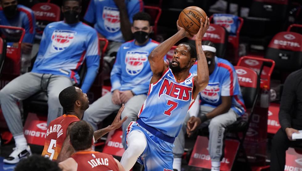Kevin Durant lanza a canasta ante la mirada de Barton y Jokic durante el Nets-Nuggets