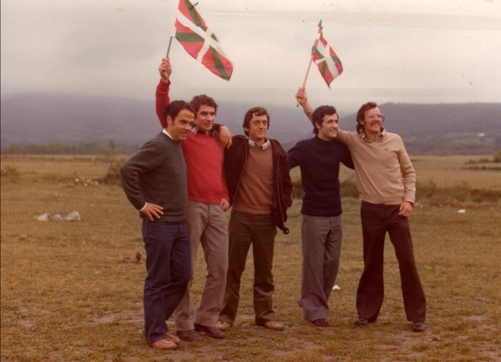 El padre, Iñaki Viar, junto a otros compañeros el 30 de abril de 1977, al salir de la cárcel.