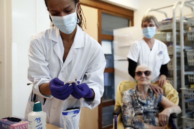 Dos sanitarias preparan las vacunas para su administración en Montpellier (Francia).