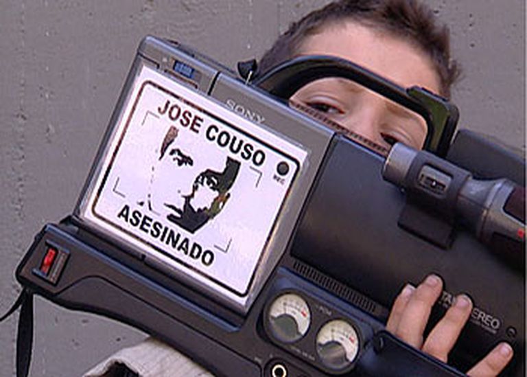 Pegatina en la cámara de un reportero en recuerdo de José Couso.