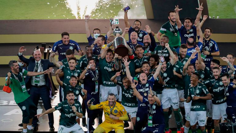 Los futbolistas del Palmeiras celebran el título de la Libertadores.