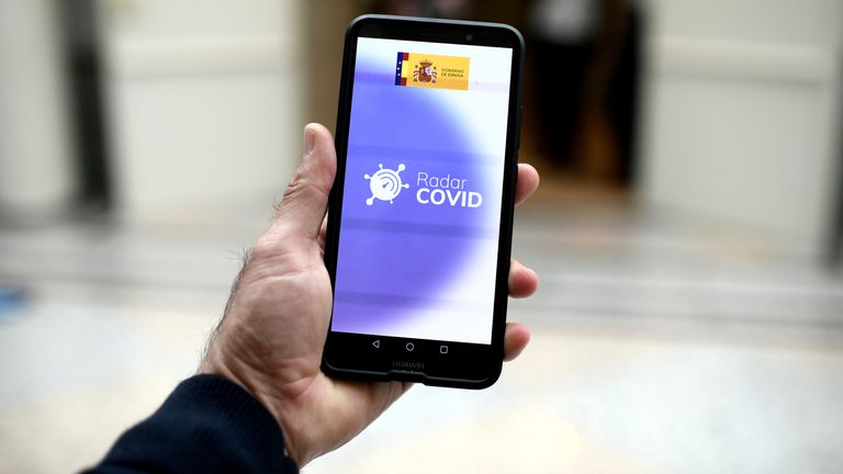 Una persona utiliza desde su teléfono móvil la aplicación Radar Covid, en Madrid durante el mes de octubre.