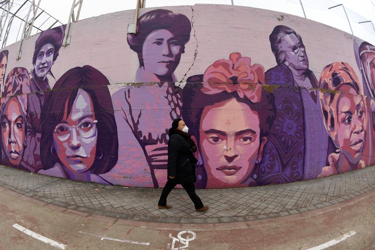 Mural feminista que representa a 15 mujeres relevantes y que la derecha pretendía retirar.