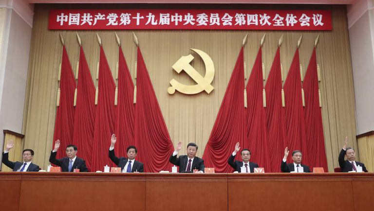 El presidente de China, Xi Jingping, en el centro, durante un comité Central del PCCh, en 2019.