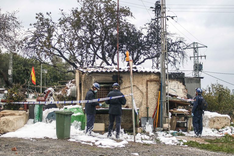 Tres agentes de la Policía Nacional en la vivienda donde han fallecido dos personas en un incendio en Churriana (Málaga).