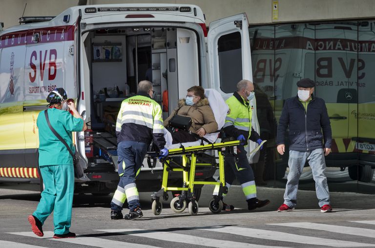 Una ambulancia traslada a una mujer con covid en la Comunidad Valenciana.
