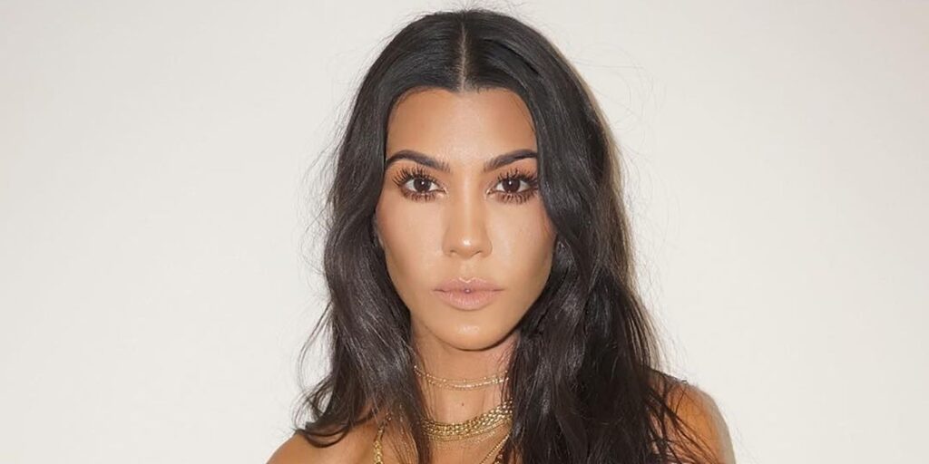 KUWTK: Kourtney Kardashian usa sostén de cuero, reproduce los récords del difunto padre