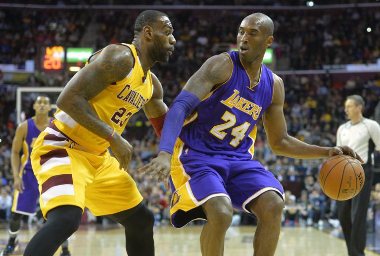 LeBron defiende a Kobe Bryant en un Cleveland-Lakers en 2016.