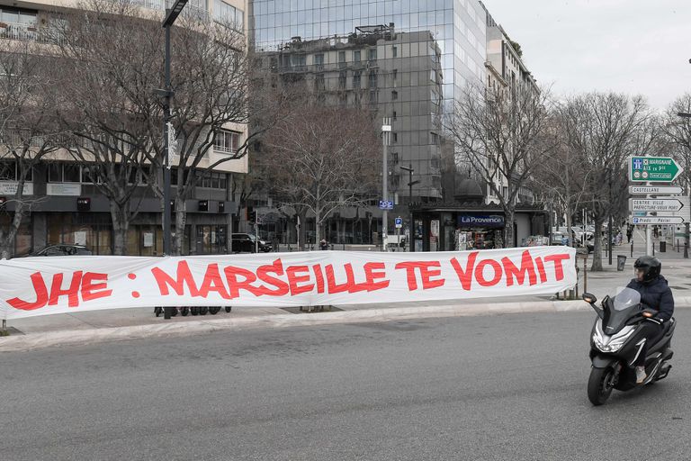 Pancarta contra el presidente del Marsella, Jacques-Henry Eyraud, en el centro de la ciudad.