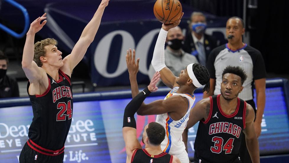 Shai Gilgeous-Alexander ataca la canasta contra varios jugadores de los Chicago Bulls