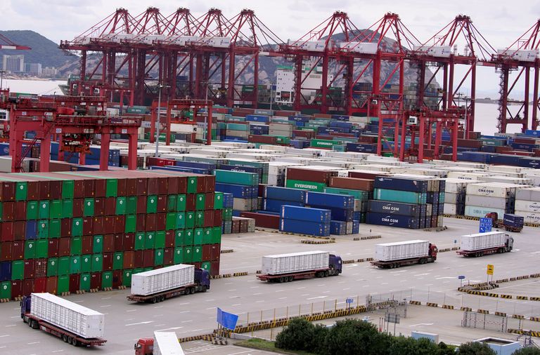 Contenedores y camiones en el puerto de Shanghái (China), el 19 de octubre.