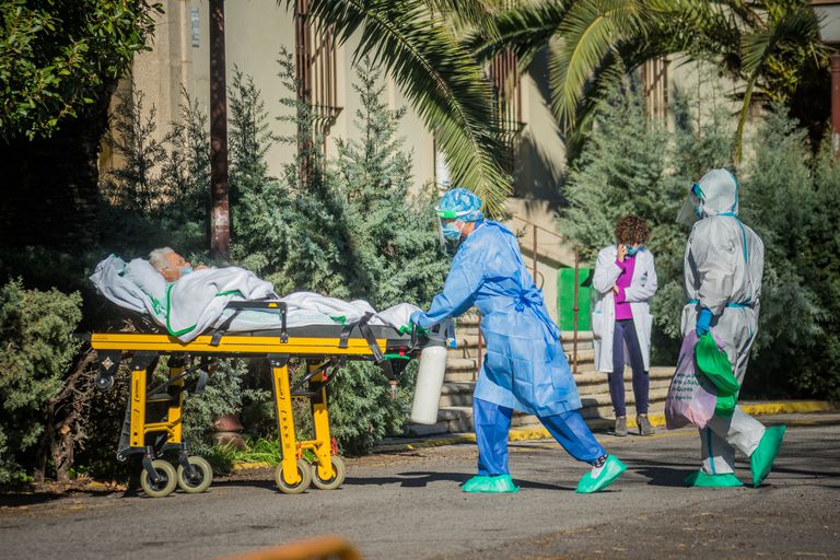 Unos sanitarios trasladan en camilla a un enfermo de covid-19 al hospital Virgen de la Montaña de Cáceres, el 11 de enero.