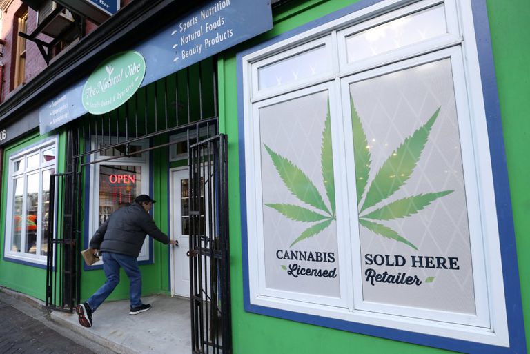 Un cliente entra en una tienda de productos de cannabis en la ciudad de St. John's, en 2019