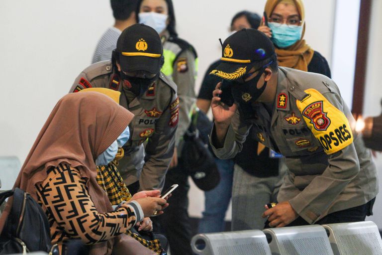 Familiares de los pasajeros del vuelo accidentado espera noticias en el aeropuerto Supadio, en la localidad indonesia de Pontianak.