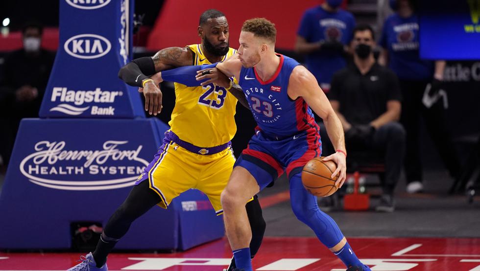 Blake Griffin, defendido por LeBron James en el Pistons-Lakers