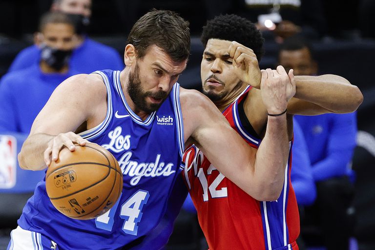 Marc Gasol intenta superar a Tobias Harris en un Lakers-Sixers.