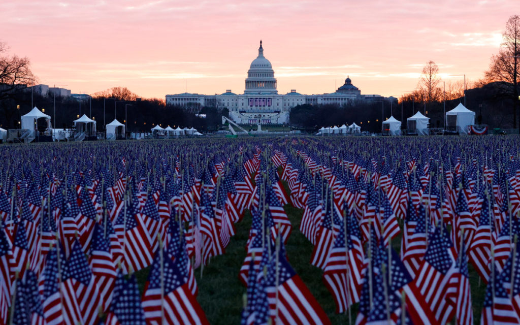 Miles de banderas simbolizan a quienes no podrán acudir a toma de protesta de Biden | Videos